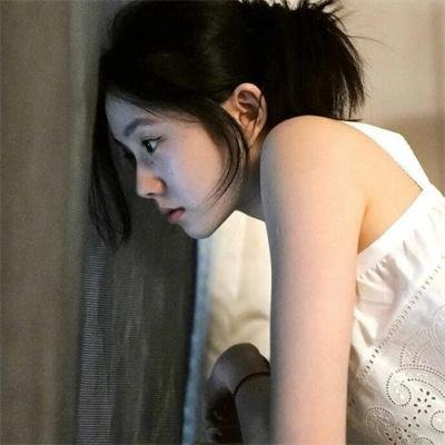 蓝色嘴巴的脸